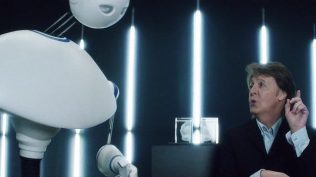 Em clipe novo, Paul McCartney dança com um robô no ano 3116!