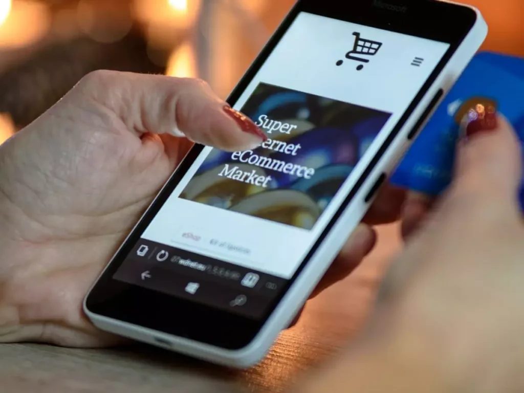 Quase 40% dos brasileiros que veem anúncios acessam o site para fazer compras depois